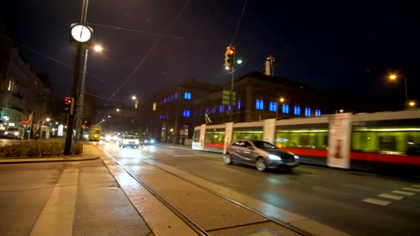 奥地利维也纳 2019年2月17日 2月17日在维也纳 晚上沿着环大道漫步 欣赏快速交通 现代有轨电车和老式黄色环城电车 使旅游城市之旅 — 图库视频影像