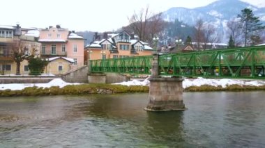 Traun nehri manzaralı Bad Ischl gezinti, güzel metal köprü, eski villalar ve Katrin Dağı, Salzkammergut, Avusturya
