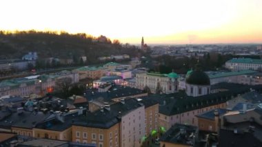 Kapuzinerberg tepesinden romantik gün batımını izleyin, son güneş ışınları eski şehir yapılarını, kilise kubbelerini ve ormanla kaplı Monchsberg tepesini aydınlatTı, Salzburg, Avusturya 