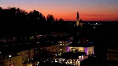 Mullner Kirche (kilise) ve Monchsberg tepe, Avusturya silueti manzaralı Salzburg eski şehir üzerinde ateşli alacakaranlık keyfini çıkarın