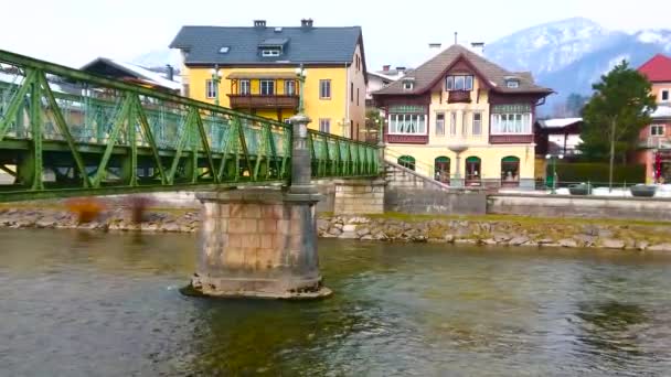 Die Taubersteg Fussgängerbrücke Verbindet Das Traun Ufer Gesäumt Von Alten — Stockvideo