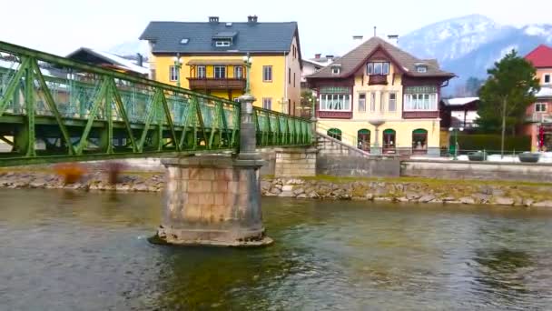 Passerelle Piétonne Taubersteg Relie Les Rives Rivière Traun Bordée Vieilles — Video