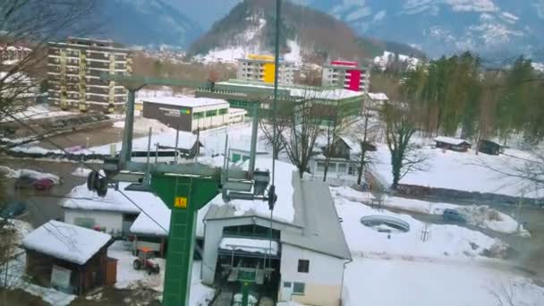 バートイシュル オーストリア 2019年2月20日 カトリン山へのケーブルカーの旅は バートイシュルで2月20日に 冬の風景を見渡し 自然と天気を楽しむのに最適です — ストック動画