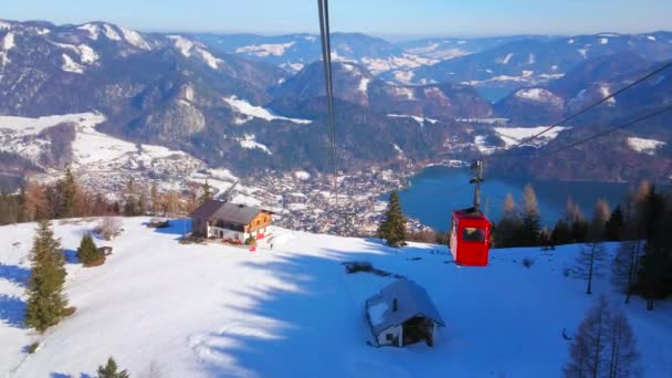 風の強い天候 ザルツカマーグート オーストリアのズヴォルフターホルンケーブルウェイの揺れるゴンドラからセントギルデンとヴォルフガングゼー渓谷のアルプスの風景を見ます — ストック動画