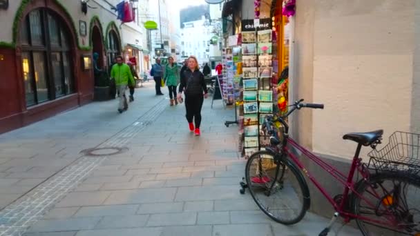 Salzburg Austria Februar 2019 Das Abgestellte Fahrrad Postkartenstand Des Souvenirshops — Stockvideo