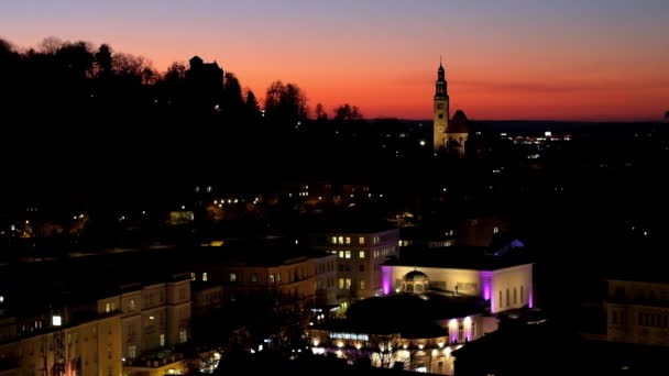 Njut Den Brinnande Skymningen Över Salzburg Gamla Stan Med Utsikt — Stockvideo