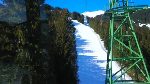 緑豊かな松林 スキーコース Trassxpressケーブルウェイの乗馬ゴンドラを持つシュミッテン山の雪の斜面 ツェルアムゼー オーストリア — ストック動画