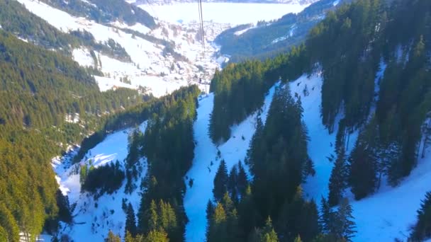 Fantastyczna Alpejska Sceneria Tramwaju Nowoczesnej Kolejki Linowej Schmittenhohenbahn Widokiem Góry — Wideo stockowe