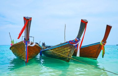 Geleneksel uzun kuyruklu tekneler, Bambu Adası, Ao Nang, Krabi, Thail