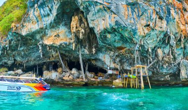 Viking Mağarası'ndaki zevk teknesi, Phi Phi Leh Adası, Krabi,