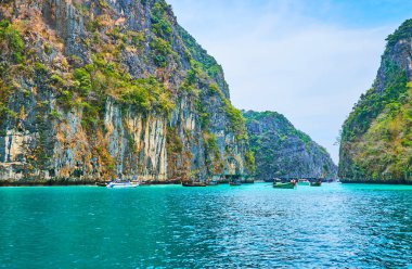 Pileh Körfezi boyunca yolculuk, Phi Phi Leh Adası, Krabi, Thailan