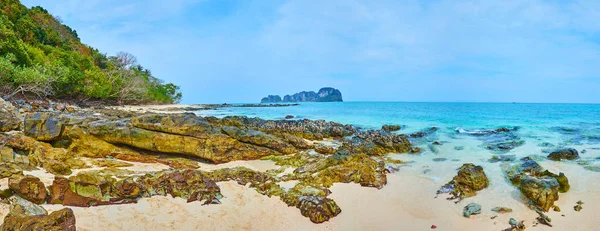 Panorama da costa de Ko Mai Phai (ilha de bambu), Ao Nang, Krabi, T — Fotografia de Stock