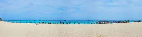 Spiaggia di sabbia bianca dell'isola di bambù, Ao Nang, Krabi, Thailandia — Foto Stock