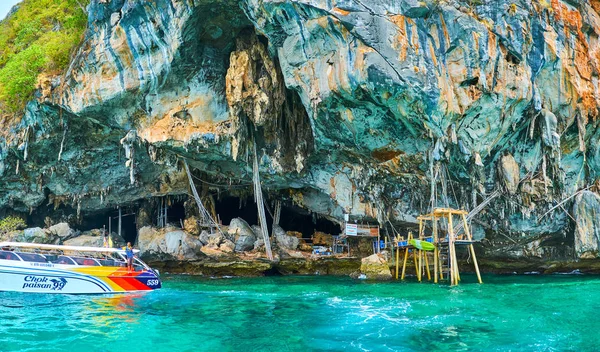 The pleasure boat at the Viking Cave, Phi Phi Leh Island, Krabi, — Stock Photo, Image