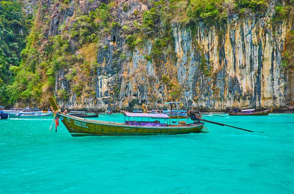 Смарагдові води затоки Пічех, острів Пхі-Лех, Крабі, Таїланд — стокове фото