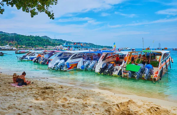 Speed-boats at Tonsai Bay, Phi Phi Don Island, Krabi, Thailand — Stock Photo, Image