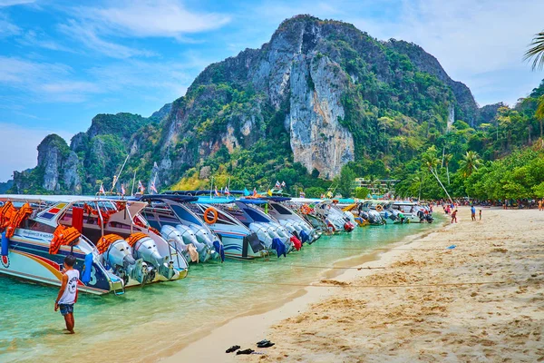 Geniet van het eiland Phi Phi Don, Krabi, Thailand — Stockfoto