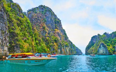 Phi Phi Leh Adası kayalıklarında tekneler, Krabi, Tayland