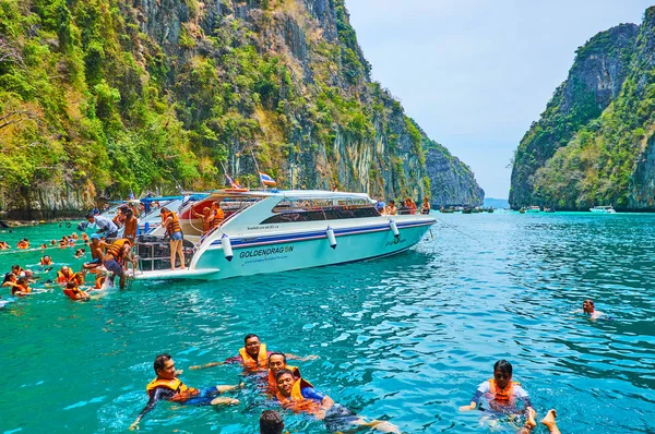 Tourists in waters of Pileh Bay, Phi Phi Leh Island, Krabi, Thai — Stock Photo, Image