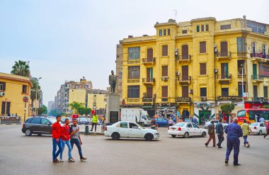 Mohamed Naguib meydanındaki yayalar, Kahire, Mısır