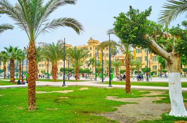 El-Gomhoreya meydanındaki yeşil park, Kahire, Mısır
