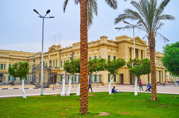 Palazzo Abdeen tra gli alberi, Il Cairo, Egitto — Foto Stock