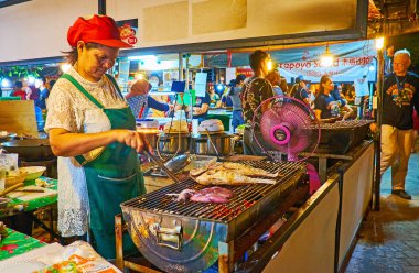 Deniz ürünleri ve balık BBQ, Ao Nang gece pazarı, Krabi, Tayland