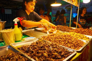 Ao Nang gece pazarı 'nda aşırı gıdalar, Krabi, Tayland