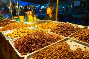 Alışılmadık Tay atıştırmalıkları, Ao Nang gece pazarı, Krabi, Tayland