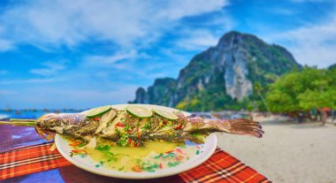 Thai buğulanmış balık, Phi Phi Don Adası, Krabi, Tayland