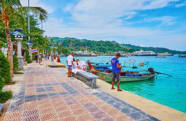 Shore boyunca yürümek, Phi Phi Don Adası, Krabi, Tayland