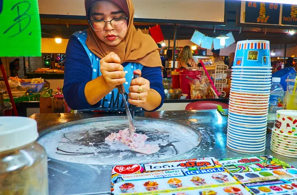 Making of ice rolls, Ao Nang Night Market, Krabi, Thailand — Stock Photo, Image