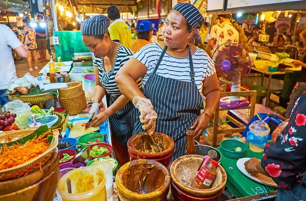 Os alimentos locais em Ao Nang Night Market, Krabi, Tailândia — Fotografia de Stock