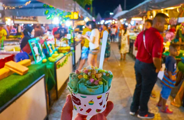 De koele desserts in Ao Nang nachtmarkt, Krabi, Thailand — Stockfoto