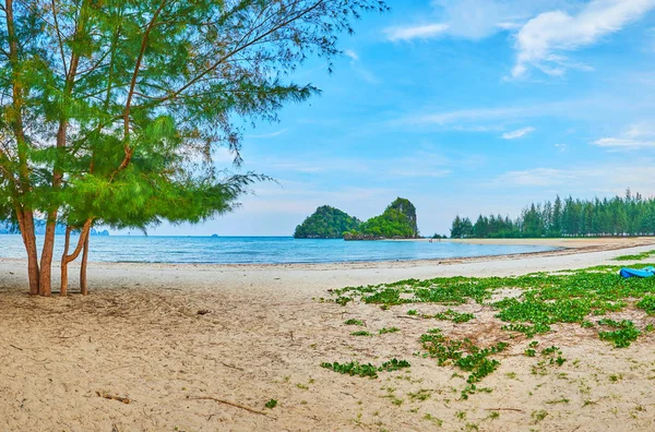 Passeggiata lungo la spiaggia di Noppharat Thara, Ao Nang, Krabi, Thailandia — Foto Stock