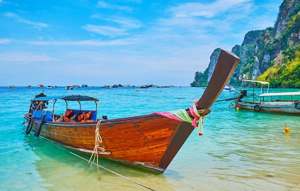 De longtail boot op Phi Phi Don Island Beach, Krabi, Thailand — Stockfoto