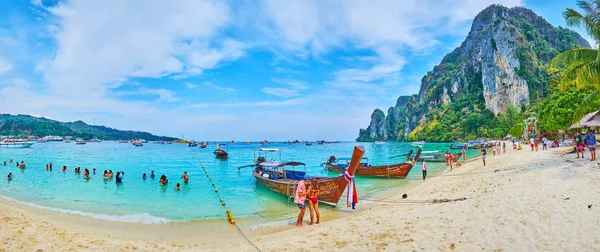 พาโนรามาของชายหาดเกาะพีพีดอน พร้อมเรือหางยาว กระบี่ , — ภาพถ่ายสต็อก