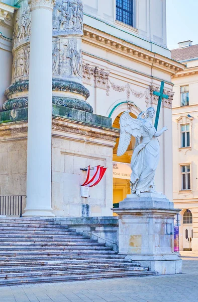 Viyana, Avusturya 'daki Karlskirche 'nin melek ve sütunu — Stok fotoğraf
