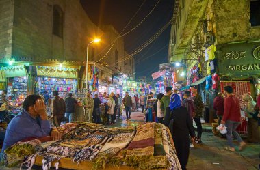 Khan El Khalili Bazaar'da geleneksel atkılar, Kahire, Mısır
