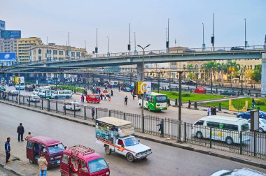 Ramses Meydanı'nda kaotik trafik, Kahire, Mısır 