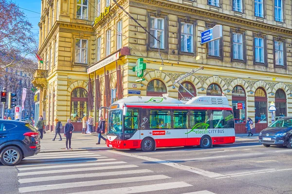Der moderne elektrische bus in wien, Österreich — Stockfoto