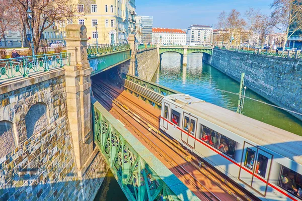 El metro en el puente, Viena, Austria —  Fotos de Stock