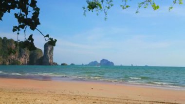 Monkey Beach, Ao Nang, Krabi, Tayland kıyısından ufukta güzel kayalık sahne ve küçük adalar keyfini çıkarın