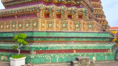 Oyulmuş ve boyalı detayları ile Phra Maha Chedi Si Rajakarn stupa başyapıtı çiçek faience dekorasyon, Wat Pho, Tayland