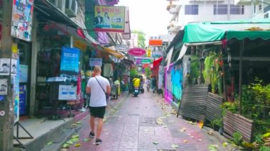 Bangkok, Tayland - 22 Nisan 2019: Banglampoo ilçesinde Soi Rambuttri sokak dar sokak boyunca küçük kafeler ve hediyelik eşya dükkanları, Bangkok Nisan'da 22 