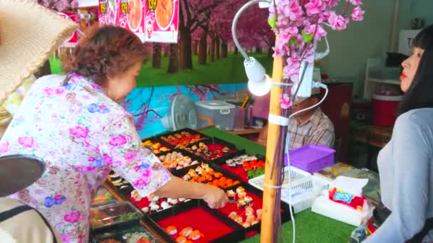 Бангкок Таиланд Апреля 2019 Года Небольшой Открытый Суши Бар Различными — стоковое видео