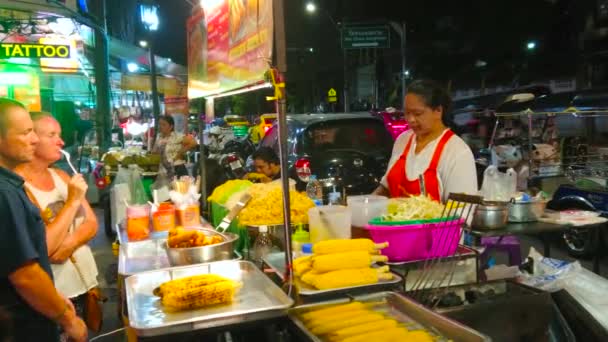 Bangkok Tailandia Abril 2019 Vendedor Ambulante Comida Parrilla Ofrece Maíz — Vídeos de Stock