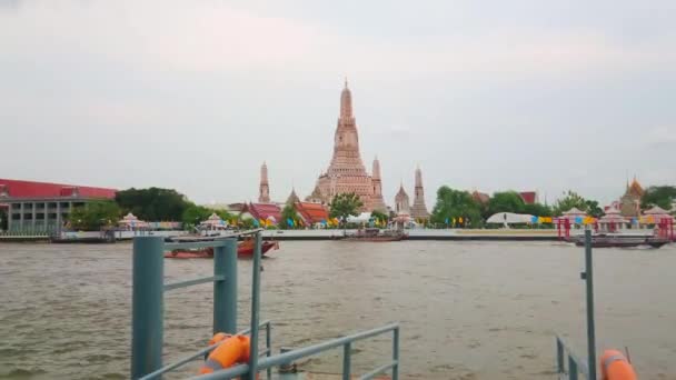 バンコク 2019年4月22日 ロングボートは バンコクで4月22日にチャオプラヤー川のワットアルン寺院に沿ってロードされた船のグループをドラッグします — ストック動画