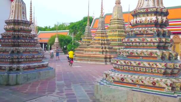 泰国曼谷 2019年4月22日 华丽的Phra Chedi Rai Upas 切地斯 装饰有五颜六色的浮雕瓷图案 位于Wat Pho综合体 — 图库视频影像
