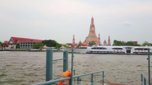 バンコク 2019年4月22日 高級観光フェリーがチャオプラヤー川のワットアルン寺院に沿って浮かぶ バンコクで4月22日 — ストック動画